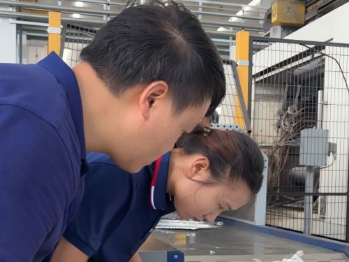 Blog perusahaan terbaru tentang Sweltering Heat Can’t Deter Enthusiasm: EMT’s 
